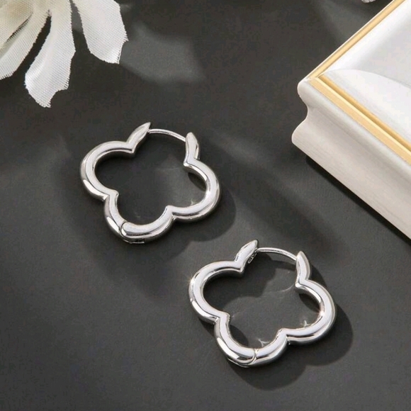 Elegant Silver Hoop Clover Earrings New - Picture 1 of 3